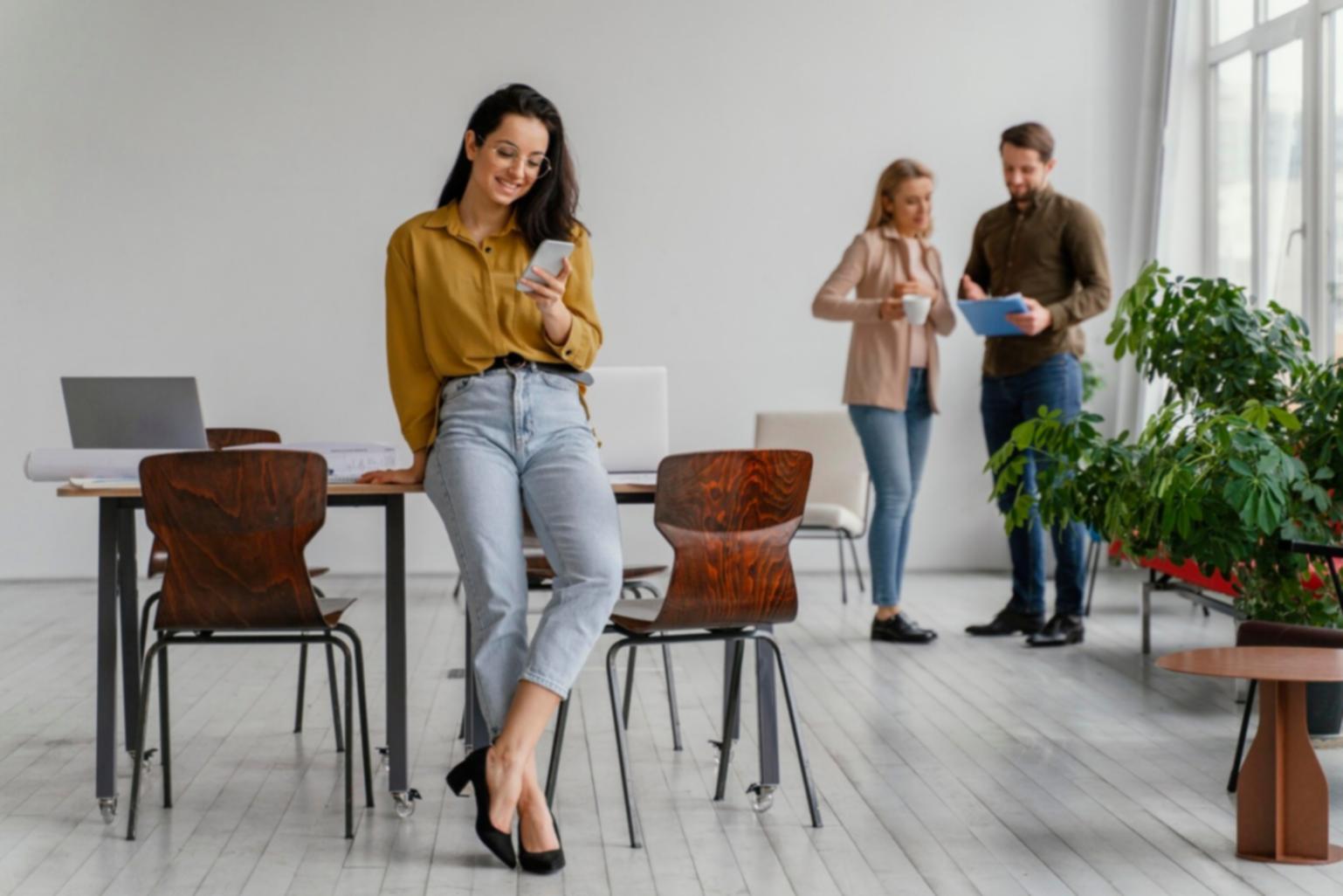 Ambiente de trabalho colaborativo durante sessão de mentoria empresarial