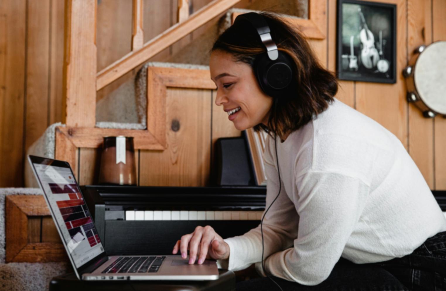 Análise financeira detalhada com gráficos e indicadores de performance empresarial