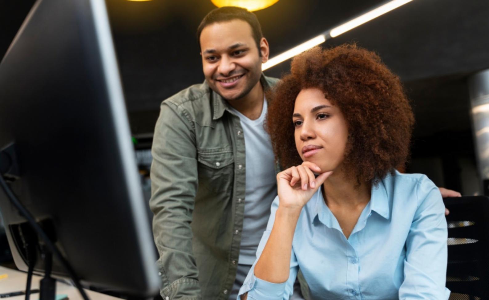 Sessão de mentoria financeira individual em escritório profissional